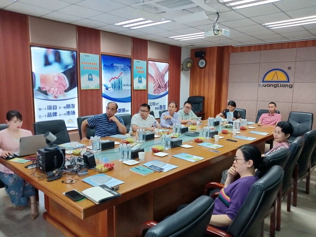 高州市根子镇当局党委及商会辅导一行光临bifa必发集团集团互换座谈同谋发展